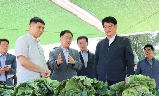 준고랭지 신작형 생산기술 연구 상황 점검하는 농진청장