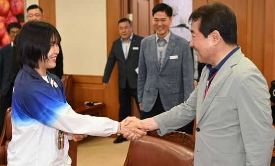 허미미 선수와 악수하는 김충섭 김천시장