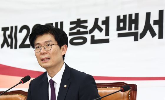 마지막 회의서 발언하는 조정훈 총선백서TF 위원장