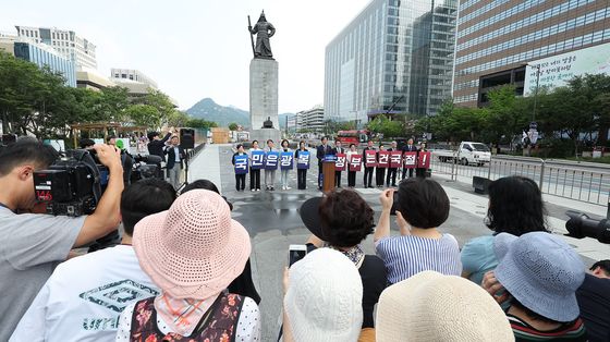 이순신장군 동상 앞에서 기자회견 연 조국혁신당