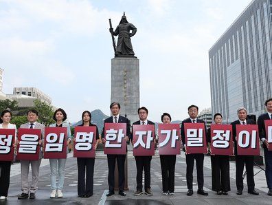 '밀정을 임명한 자가 밀정이다!'