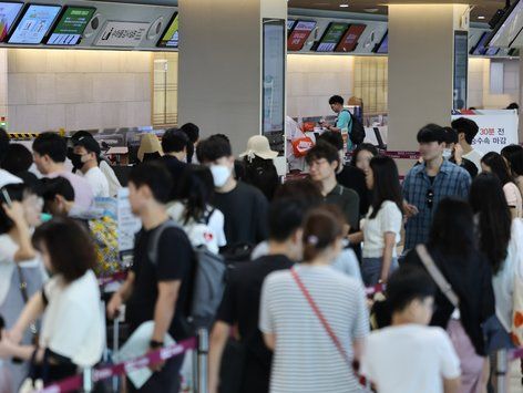 '떠나자' 광복절 징검다리 연휴 맞은 김포공항