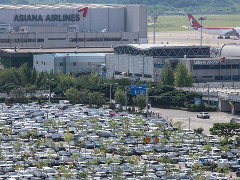 '광복절 연휴' 맞아 가득찬 김포공항 주차장