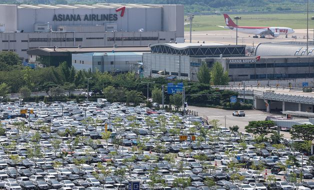 '광복절 연휴' 맞아 가득찬 김포공항 주차장