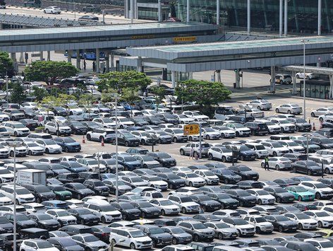 '광복절 연휴' 맞아 가득찬 김포공항 주차장