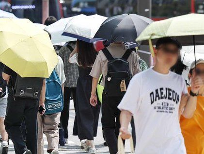 푹푹 찌는 날씨 '양산은 필수'