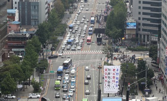 광복절 연휴 도심권 대규모 집회로 교통통제