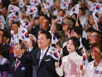 광복절 경축식에서 태극기 흔드는 윤석열 대통령과 김건희 여사