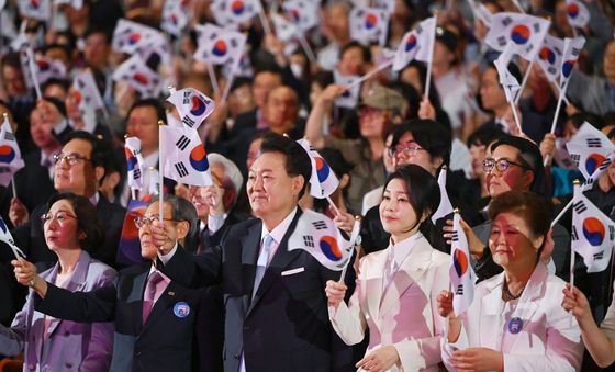 광복절 경축식에서 태극기 흔드는 윤석열 대통령과 김건희 여사