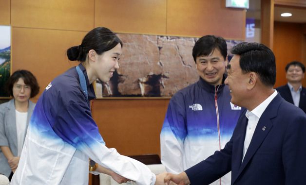 김두겸 시장 만난 태권도 금메달 '김유진'