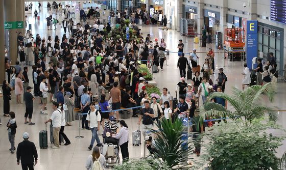 '광복절 징검다리연휴 맞이해 붐비는 인천공항'