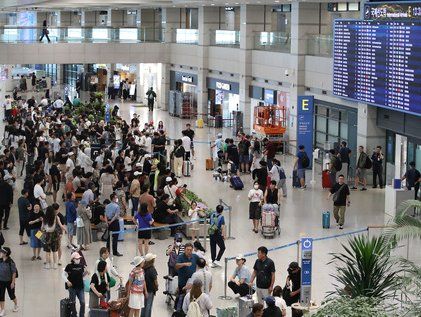 광복절 징검다리연휴 맞이해 붐비는 인천공항