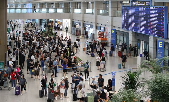 광복절 징검다리연휴 맞이해 붐비는 인천공항