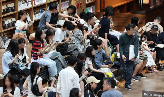 폭염경보 속 실내쇼핑몰은 '북적북적'