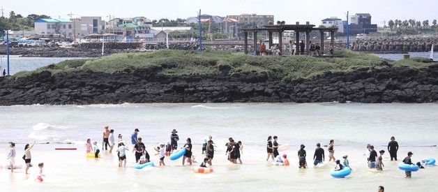 제주 함덕해수욕장의 피서객들