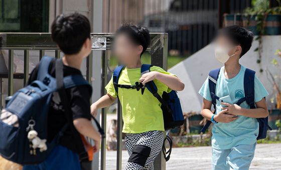 방학 끝나니 마스크 쓰고 돌아온 학교