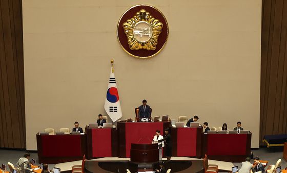 필리버스터 시작에 나가는 민주당 의원들