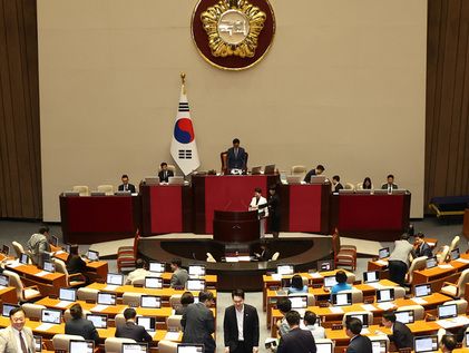 필리버스터 시작에 나가는 민주당 의원들