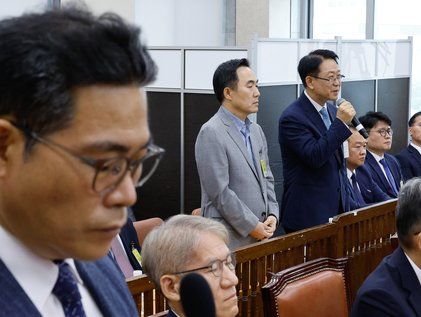 답변하는 정기섭 전 국장