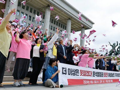 전국여성농민회총연합 '종이 비행기 퍼포먼스'