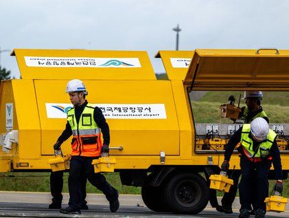 활주로 복구로 '바쁘다 바빠'