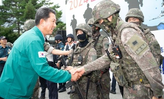 50사단 장병과 악수하는 김장호 구미시장