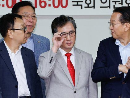 국회 찾은 '망명 외교관' 리일규