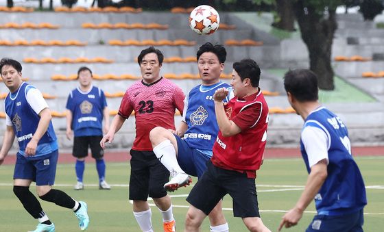 '축구도 양보 못해!'