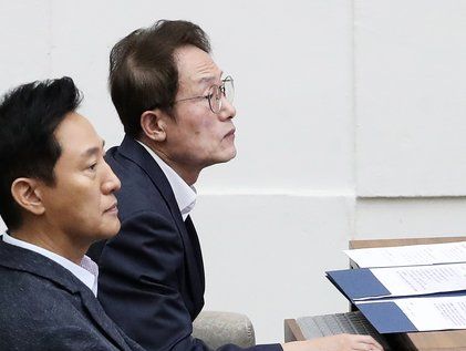 시정질문 기다리는 오세훈 시장과 조희연 교육감