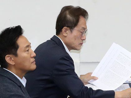 답변 준비하는 오세훈 시장과 조희연 교육감