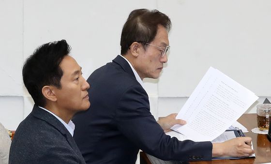 답변 준비하는 오세훈 시장과 조희연 교육감