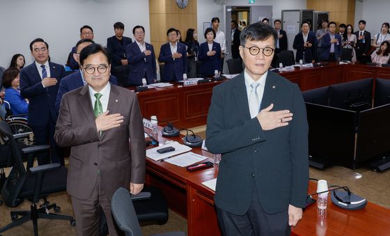 국민의례하는 우원식 의장과 이창용 총재