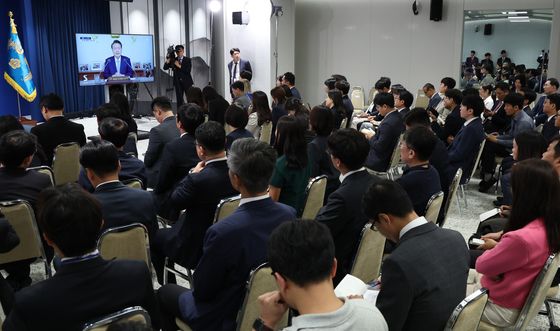 윤석열 대통령의 국정브리핑 보는 취재진