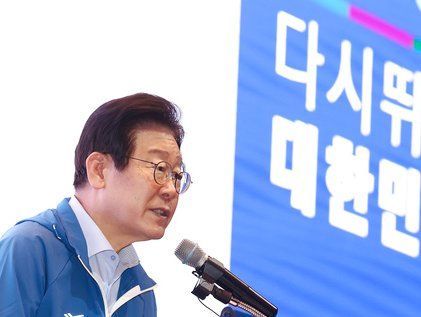 워크숍서 인사말 하는 이재명 대표