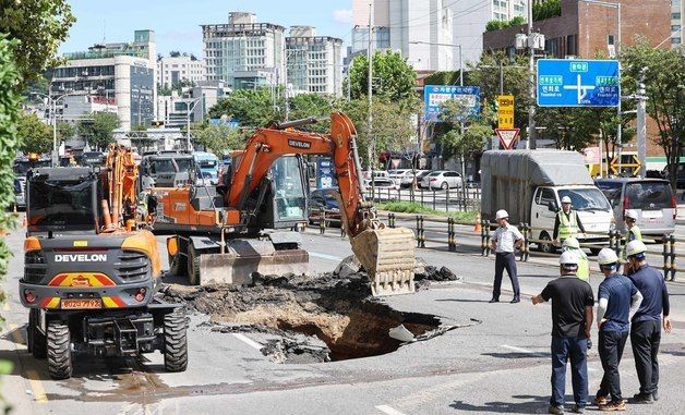 복구작업 이뤄지는 성산로 싱크홀 사고 구역