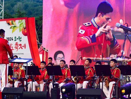 화천 토마토 축제에 등장한 BTS RM