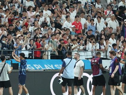 축구팬들에게 인사하는 손흥민·김민재