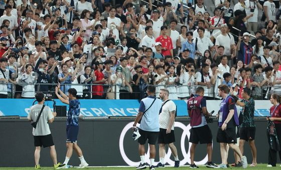 축구팬들에게 인사하는 손흥민·김민재