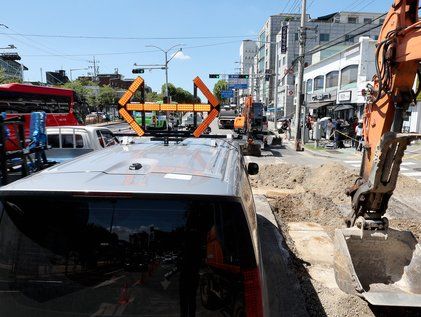 성산로에 또 지반침하 발생, 복구 작업 중