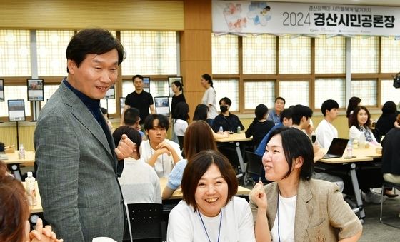 경산시민공론장 참석자와 대화하는 조현일 경산시장