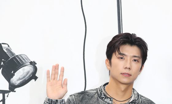 우영, 근사한 인사