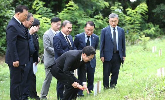 선감학원 공동묘역 둘러보는 김동연 경기도지사