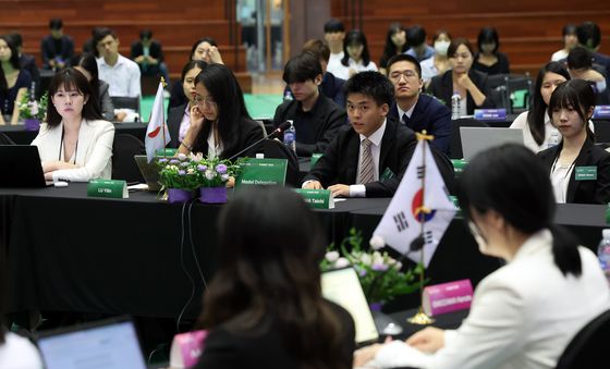 한·일·중 청년 모의정상회의 '치열한 토론'