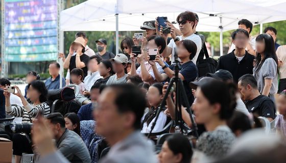 태권도 시범단 공연 즐기는 시민들