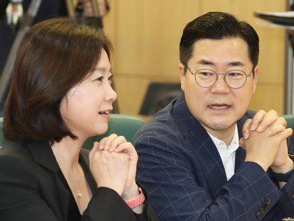 대화하는 박찬대 원내대표와 허은아 대표