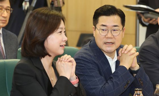 대화하는 박찬대 원내대표와 허은아 대표