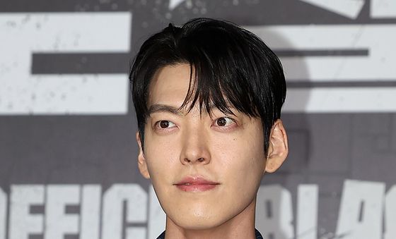 김우빈, 손만 들었을 뿐인데