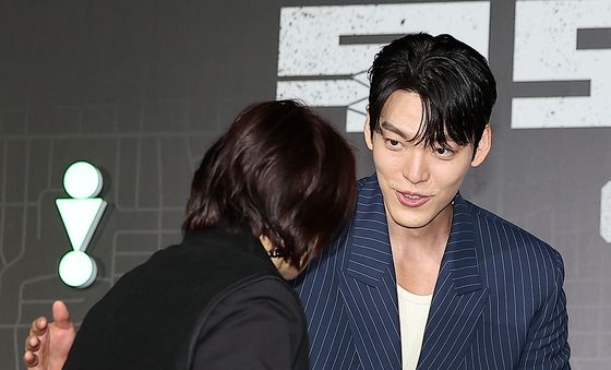 김우빈, 진행 맡은 박경림과 인사