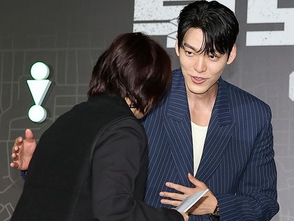 김우빈, 진행 맡은 박경림과 인사