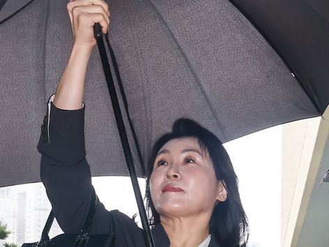 '법카 유용 의혹' 김혜경씨, 법정 출석